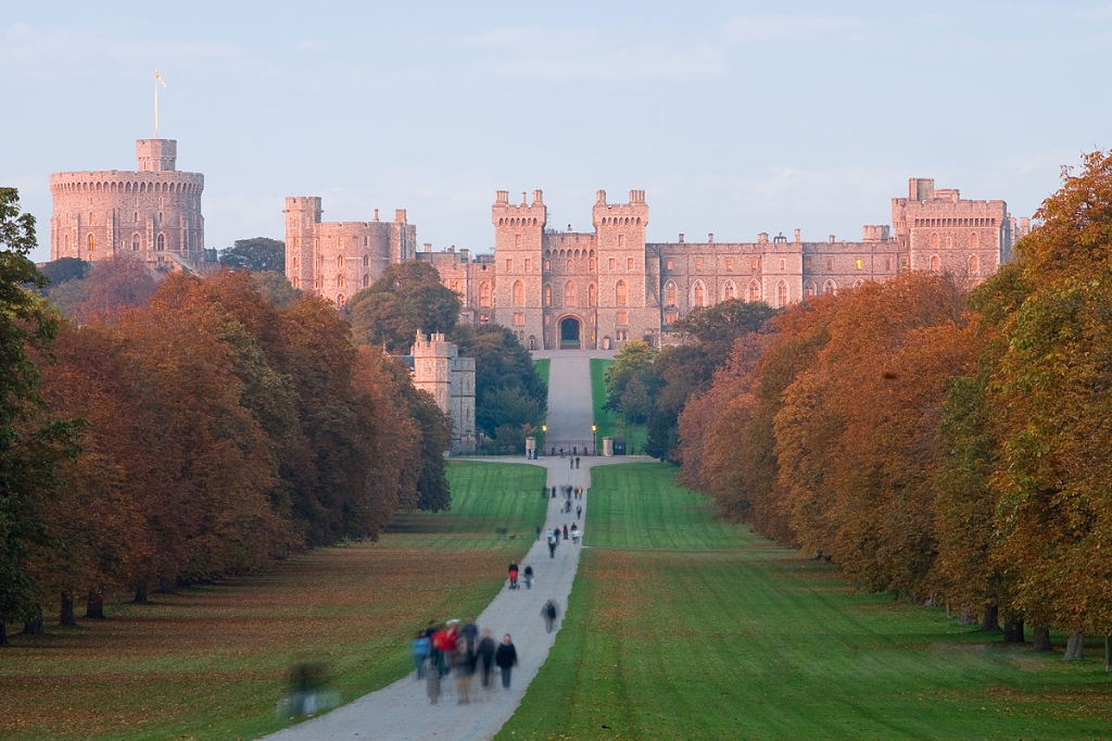 1200px-Windsor_Castle_at_Sunset_-_Nov_2006.jpg