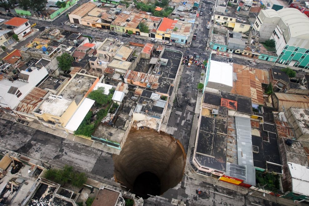 guatemala-city-sinkhole_21110_990x742.jpg