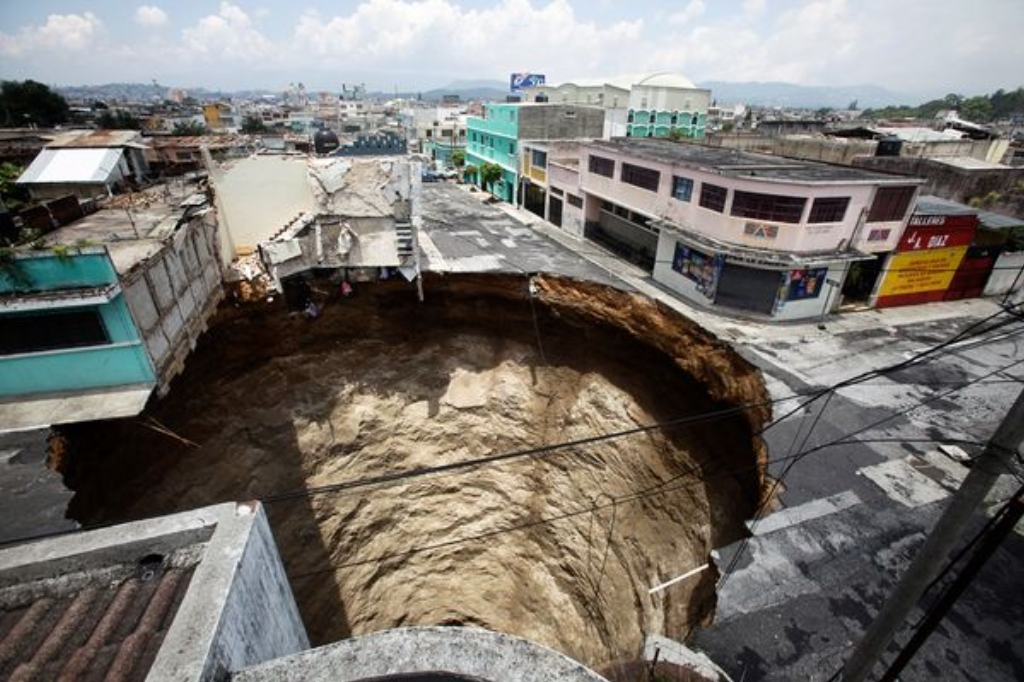 sinkholes-holes-ground-2010-guatemala-city_21283_600x450.jpg