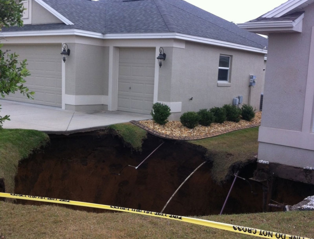 villages-sinkhole-close-up-041914.jpg