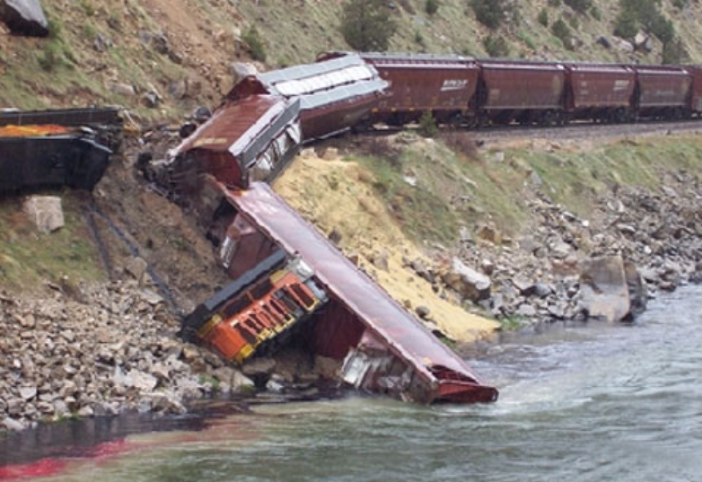 bnsf-wy-derailment-2.jpg