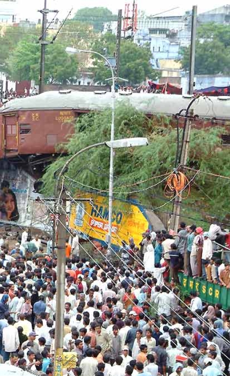 train_wreck_india_july_22003_3.jpg