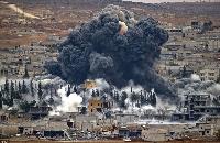 25BCEE4300000578-2959828-Blast_A_cloud_of_thick_black_smoke_is_seen_over_Kobane_following-a-89_1424355894080.jpg