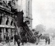 Train_wreck_at_Montparnasse_1895_2.jpg