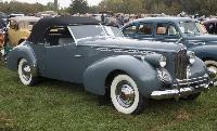 1940_Packard_180_Convertible_Victoria_by_Darrin,_front_right_(Hershey_2019).jpg
